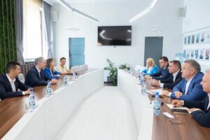 Ministrul Finanţelor semnează finanţarea a două proiecte strategice de investiţii pentru România