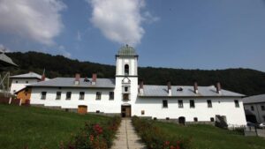 Acces facil pentru turiștii cazați în stațiunea Băile Olănești la Mănăstirea Frăsinei